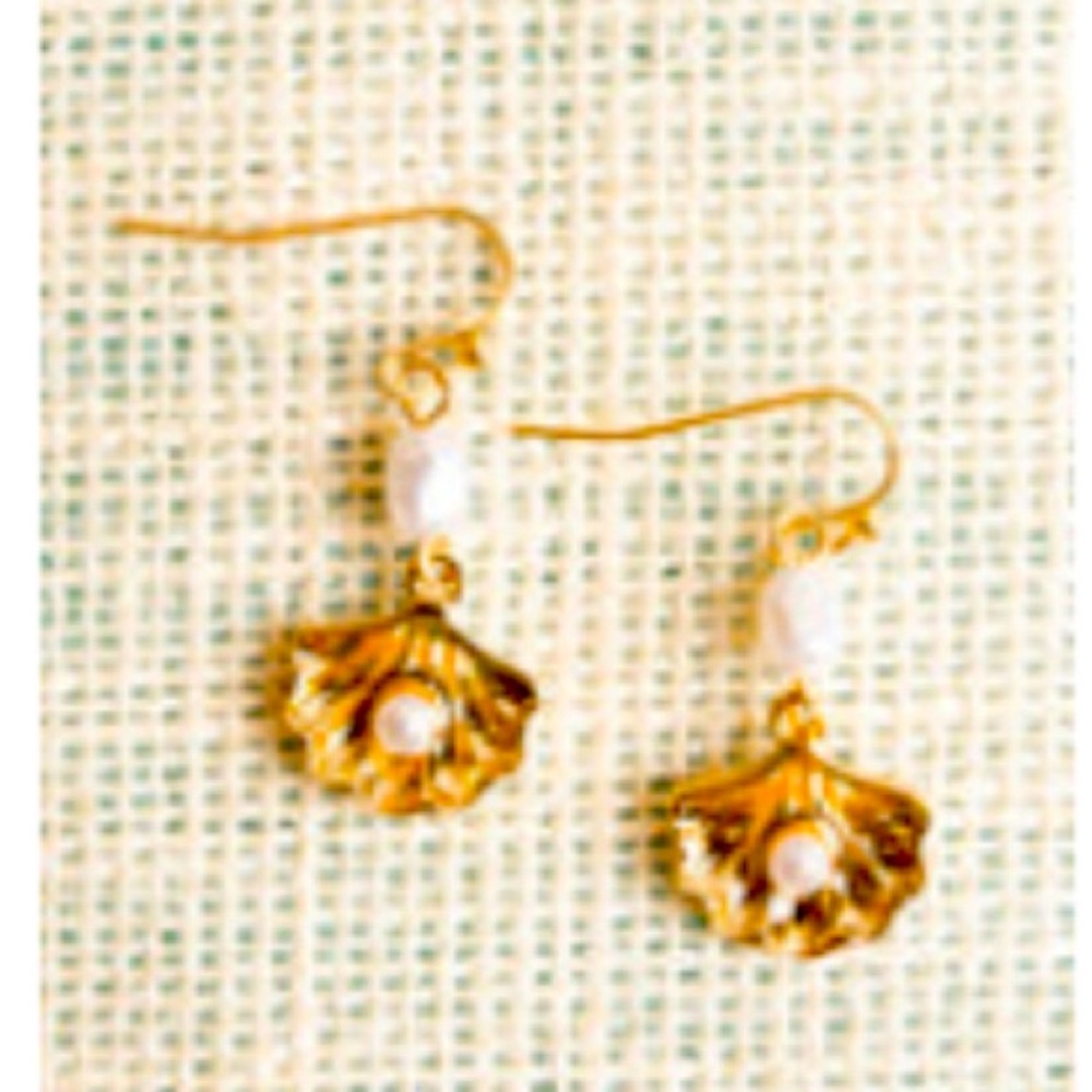 Seashell earrings with accent pearls